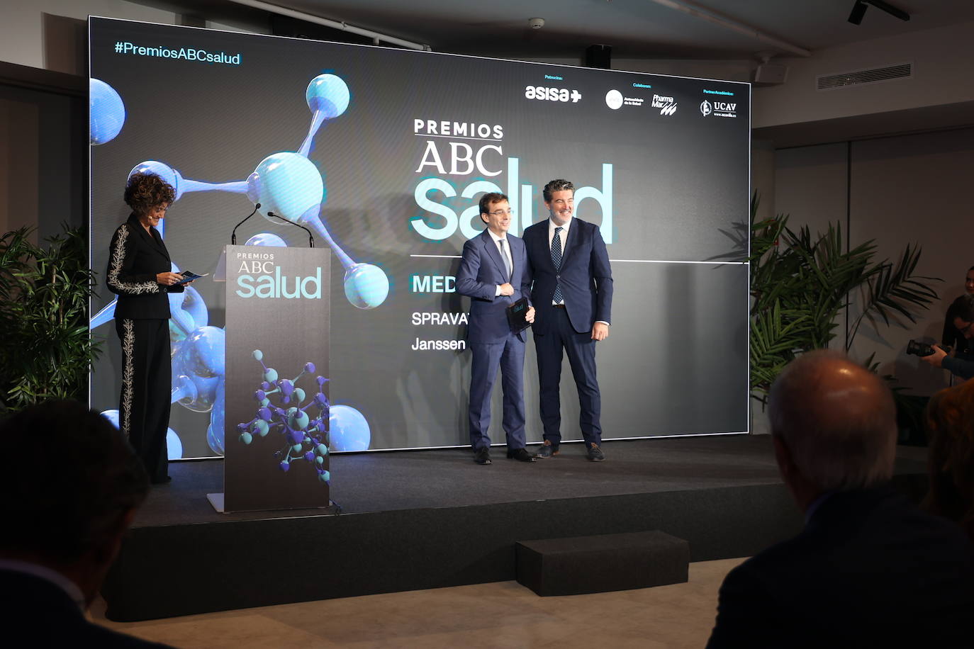 El director de ABC, Julián Quirós, entrega el premio a Luis Díaz Rubio, director general de Janssen en España y Portugal por el medicamento Spravato para la depresión