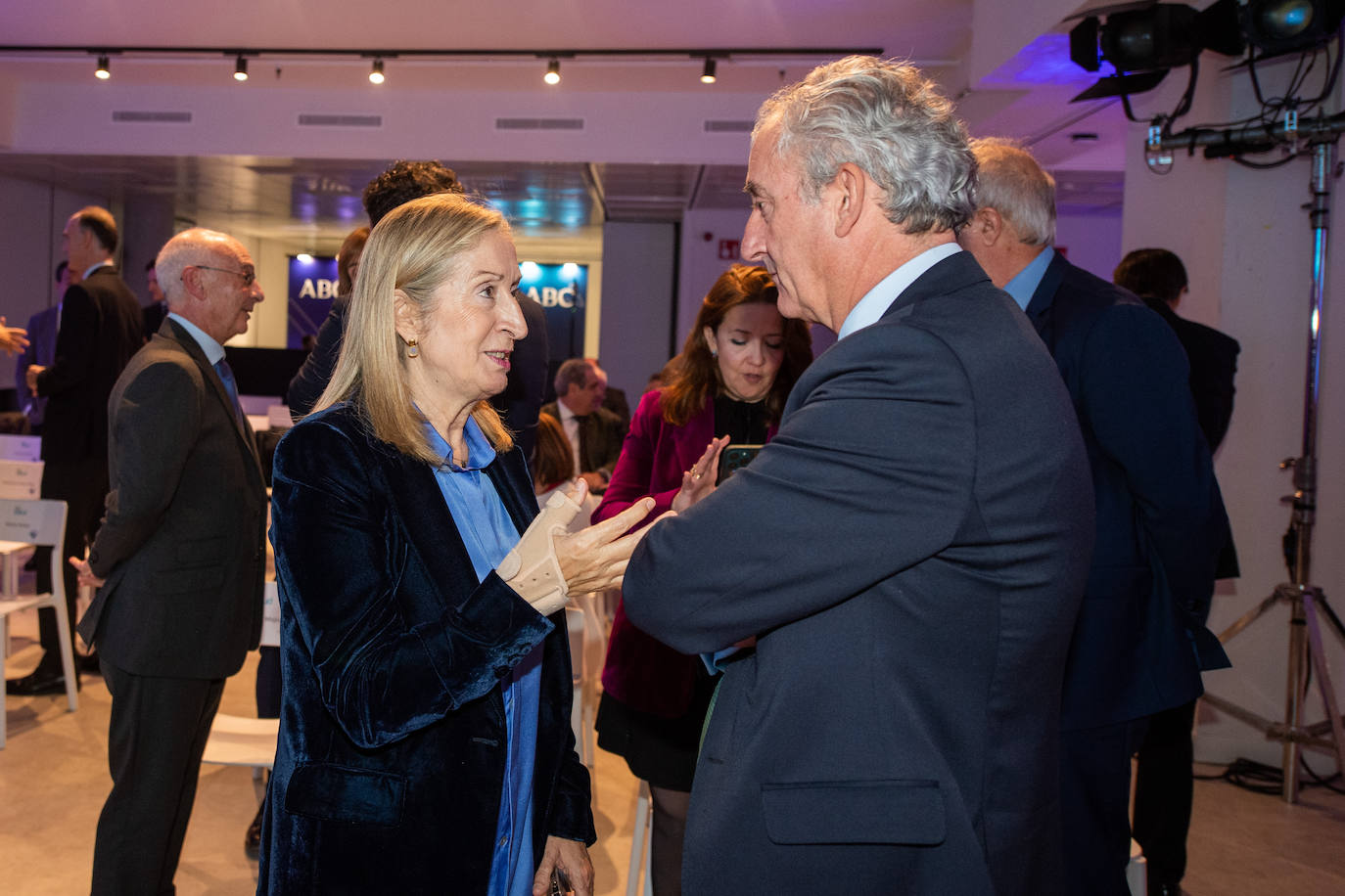 Ana Pastor, presidenta del jurado de los premios ABC Salud; y Tomás Cobo, presidente del Consejo General de Colegios Oficiales de Médicos