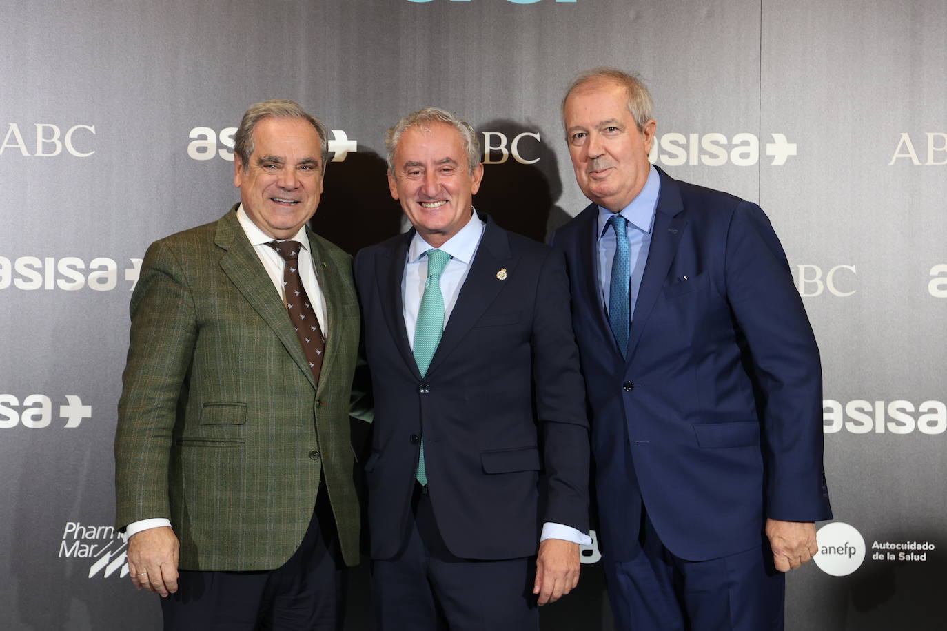 Jesús Aguilar, presidente del Consejo General Colegios Farmacéuticos; Tomás Cobo, presidente del Consejo General de Colegios Oficiales de Médicos; y Luis Mayero, consejero de Asisa Lavinia
