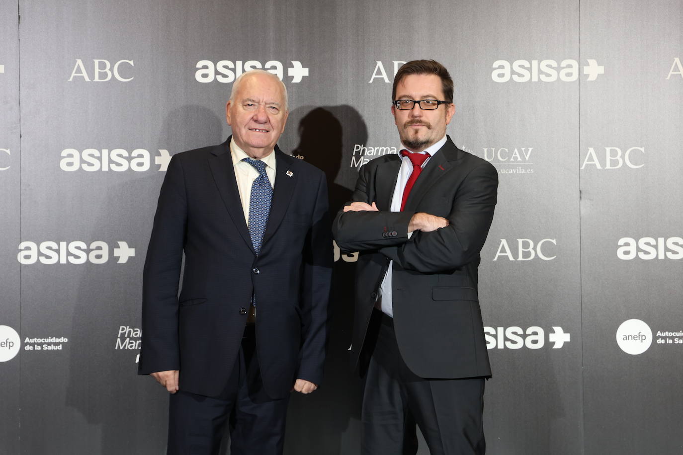 El presidente del Consejo General de Enfermería, Florentino Pérez Raya y el director de Comunicación de la misma institución, David Ruipérez 