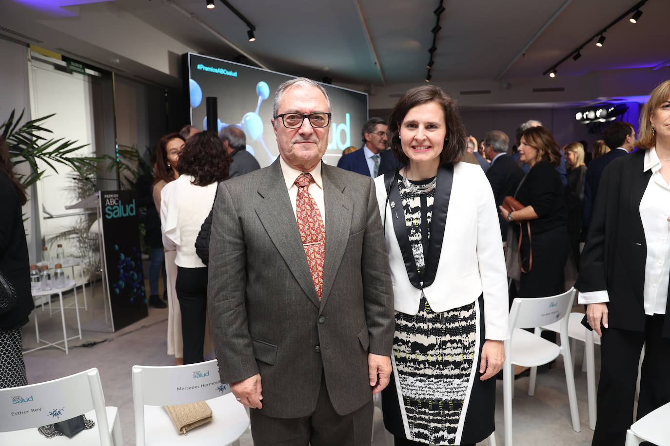Miguel Ángel Esteso, catedrático de Química y Física y coordinador del grado en Farmacia de la UCAV; y Mercedes Sánchez Martínez, decana de la Facultad de Ciencias de la Salud de la UCAV