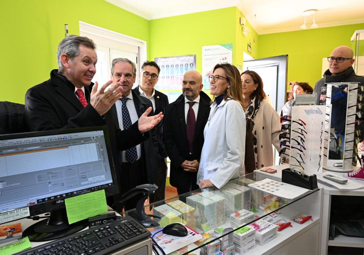 El ministro de Sanidad en funciones, José Manuel Miñones, y Jesús Aguilar, presidente del Consejo General de Farmacéuticos, durante la presentación del proyecto en el municipio de Velayos (Ávila)