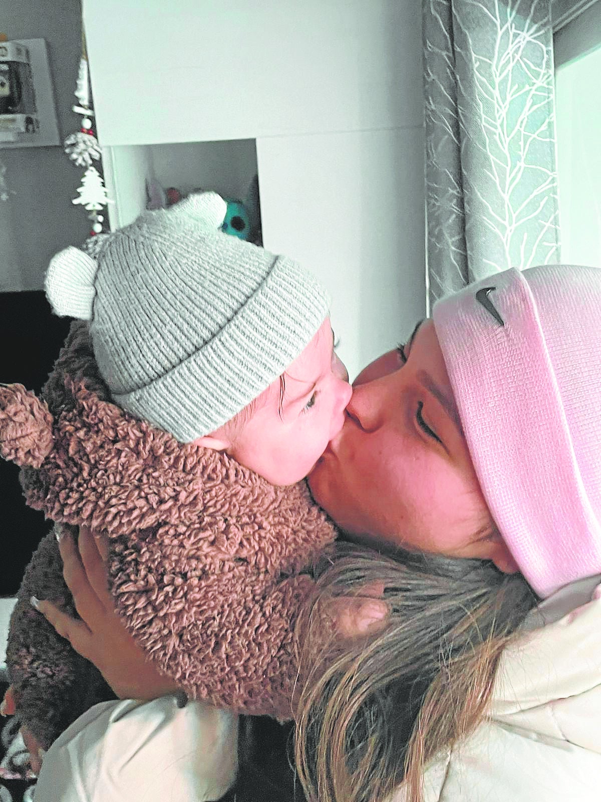 Amanda tuvo leucemia a los 8 años. Hoy tiene 23 años y un bebé de 5 meses