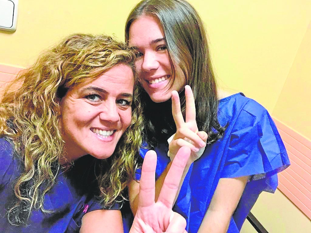 Miriam (dcha) tuvo un linfoma con 17 años y congeló sus óvulos antes de empezar la quimioterapia