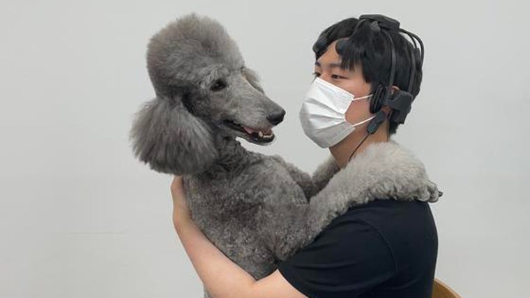 Uno de los participantes del estudio abraza a un perro