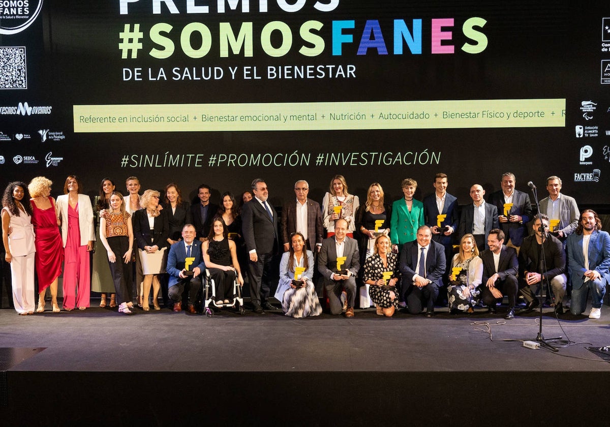 Foto de los ganadores juntos a los miembros del jurado