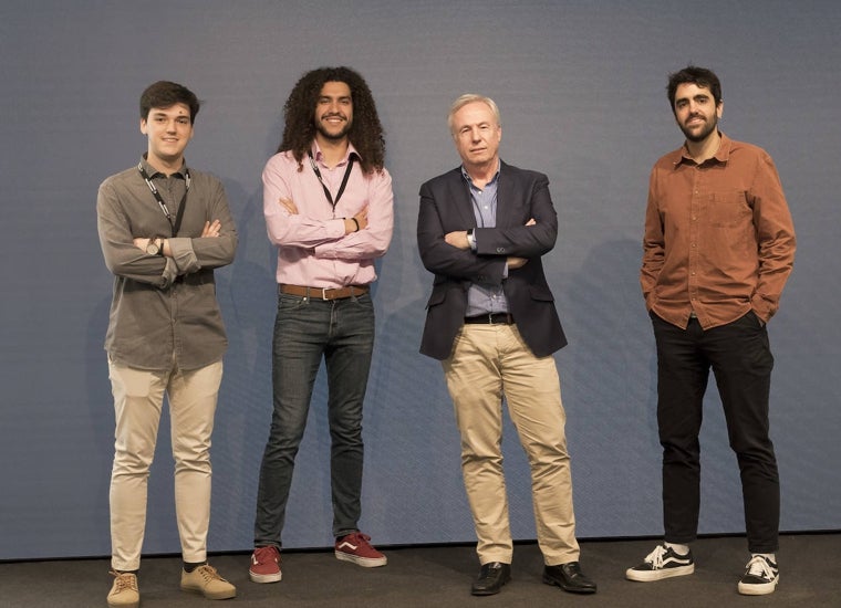 El dr. Blázquez, con parte del equipo de ingeniería que trabaja en su departamento en el Hospital Ramón y Cajal (Jaime Mujir, ingeniero biomédico; Raúl Perona, ingeniero de Procesos y Datos y Javier Soto, coordinador de la Unidad de Ingeniería e Innovación)