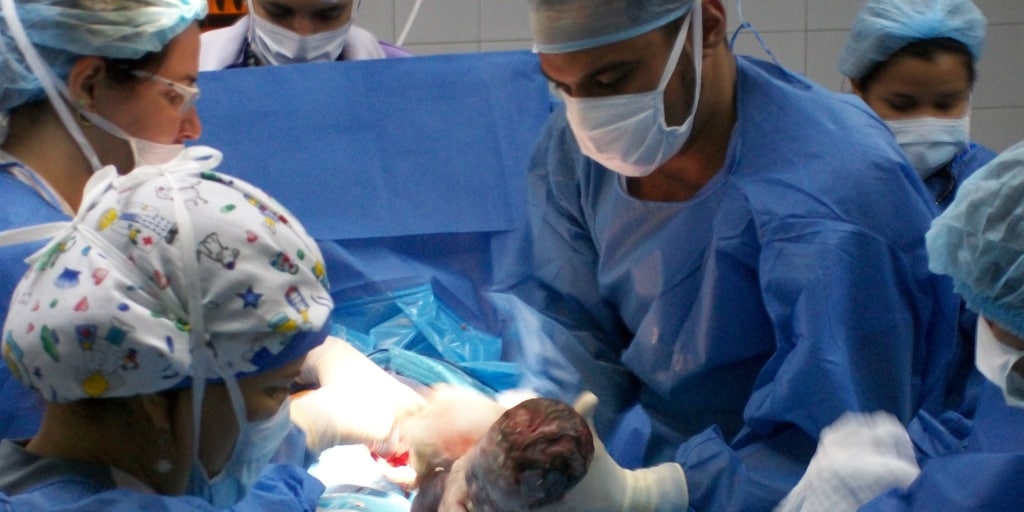 El parto por cesárea reduce los efectos de la vacuna del sarampión en los bebés