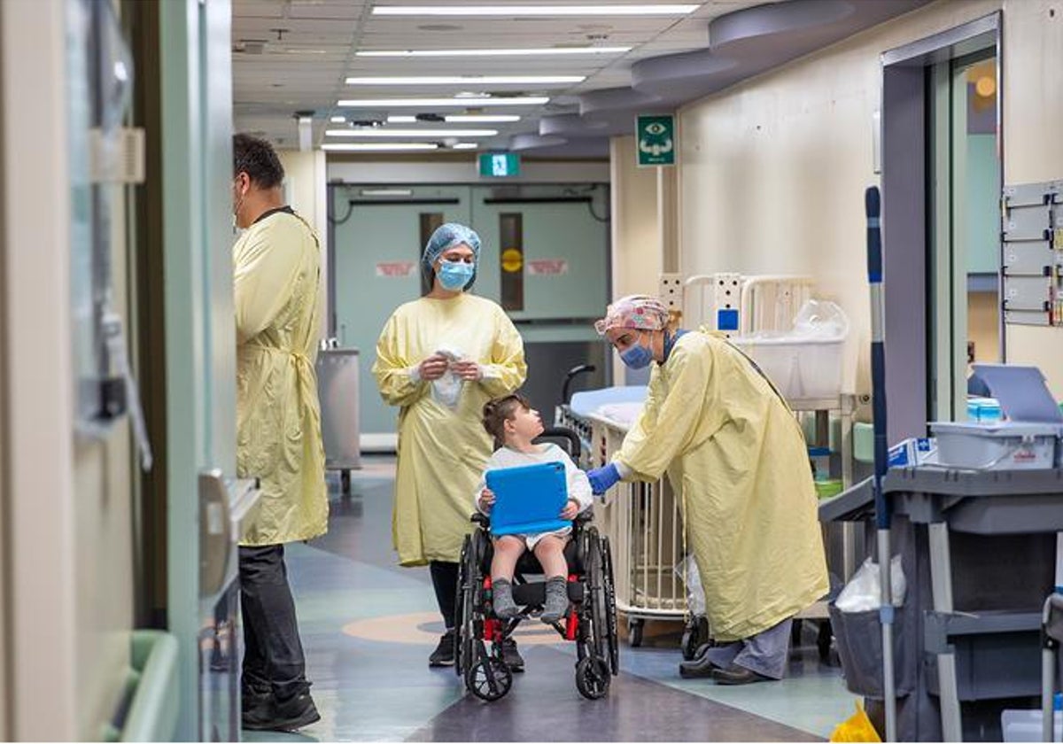 Una enfermera de SickKids examina a Michael antes de recibir terapia génica en un ensayo clínico de un solo paciente para la paraplejía espástica tipo 50 (SPG50).