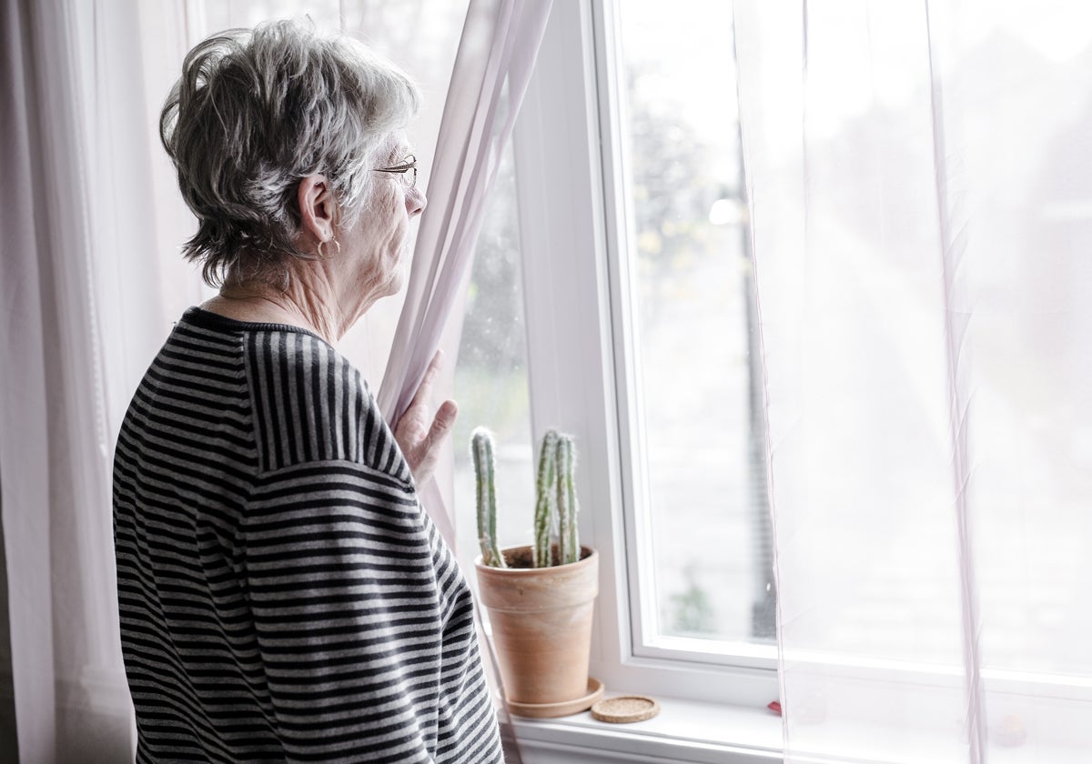 Mujer mirando por una ventana