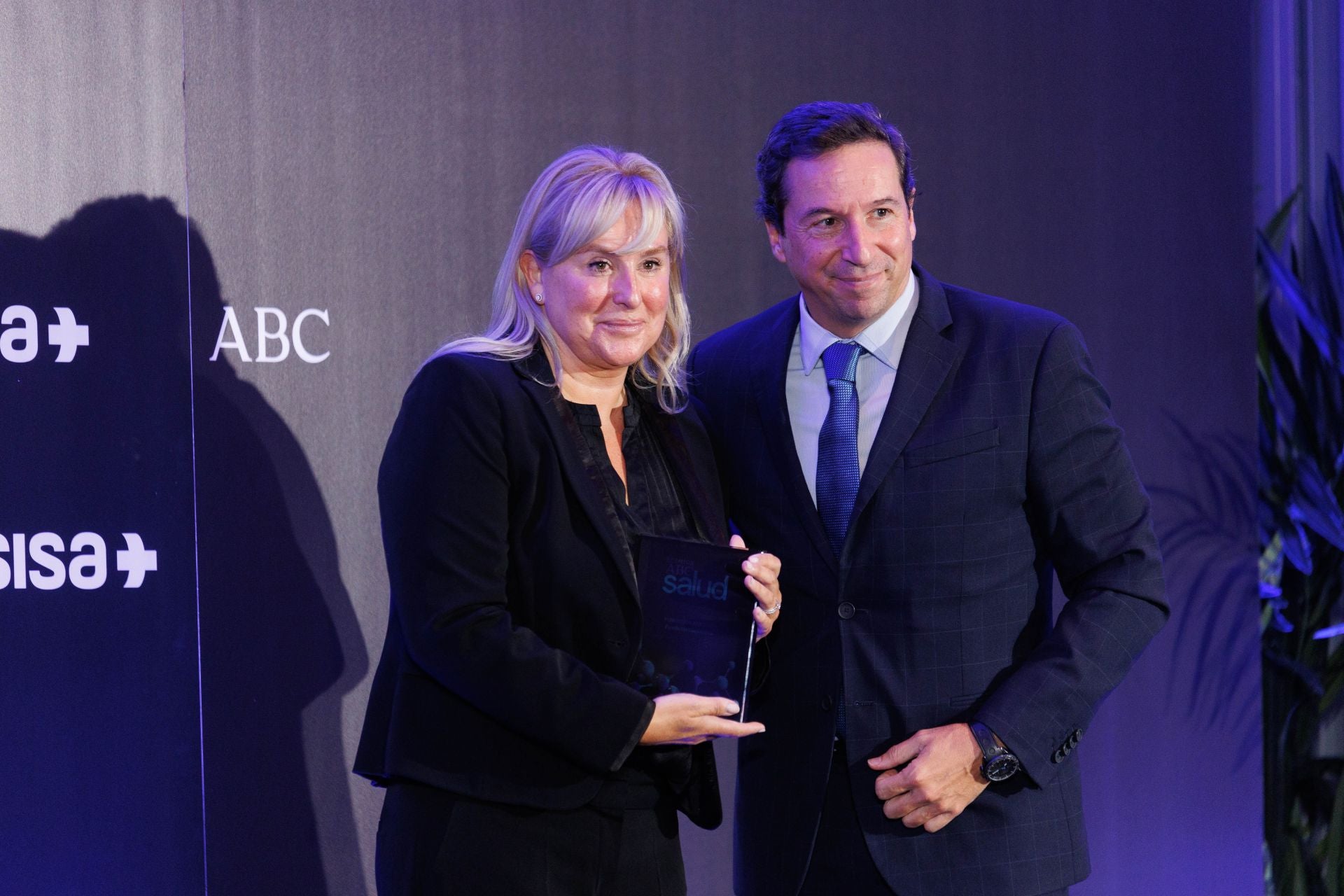 La presidenta y directora de la Fundación Avintia, Carmen Varela, recoge el premio  a mejor Fundación Sanitaria de la mano de Antonio Mendoza, director de RRII y Nuevos Negocios de ABC