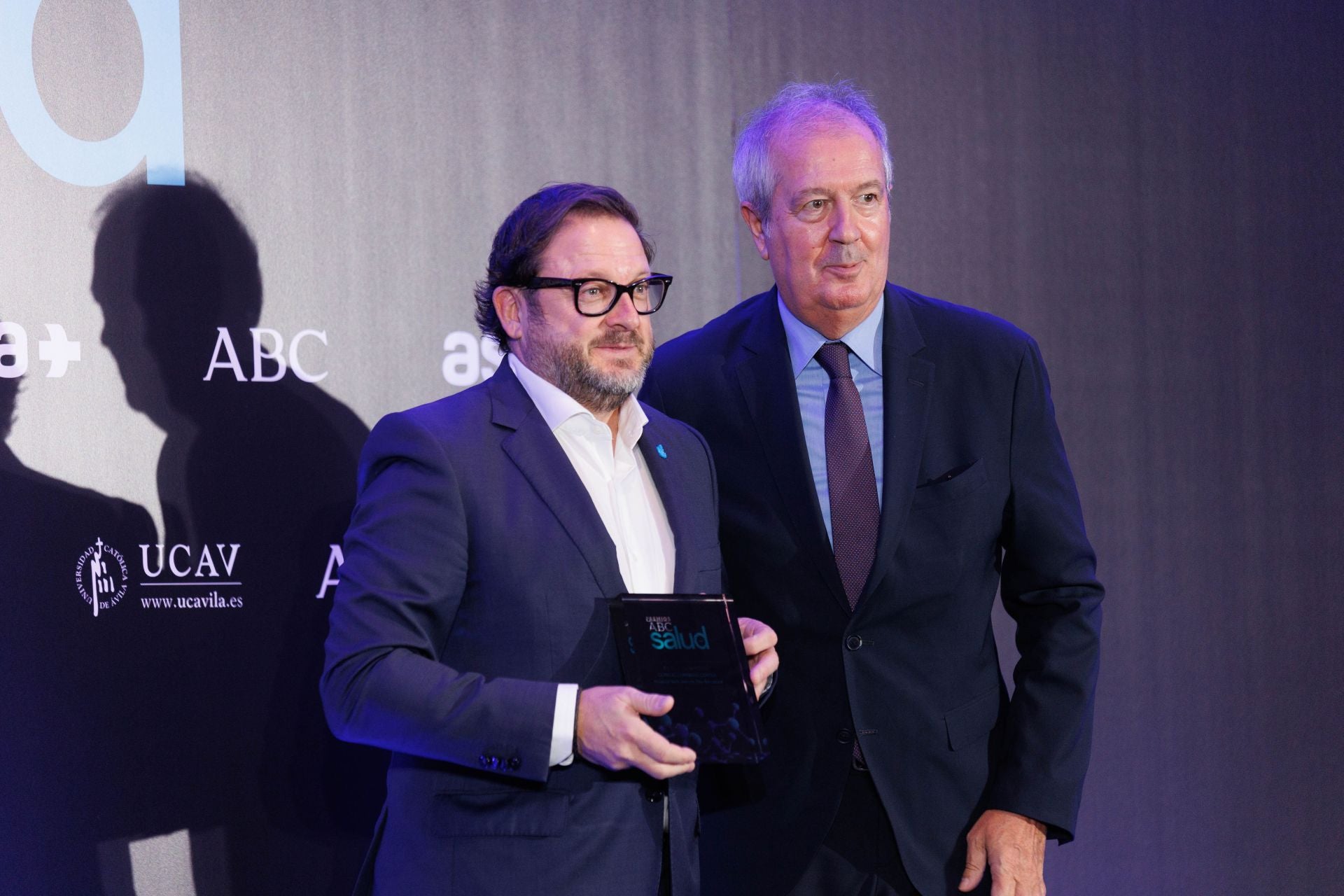 Rodrigo Martínez Revilla, director de comunicación de la Orden Religiosa de San Juan de Dios recibe el premio de tecnología sanitaria por el proyecto de 'Clinical Command Center' del Hospital Sant Joan de Déu de la mano de Luis Mayero, consejero y delegado provincial de Madrid de Asisa 