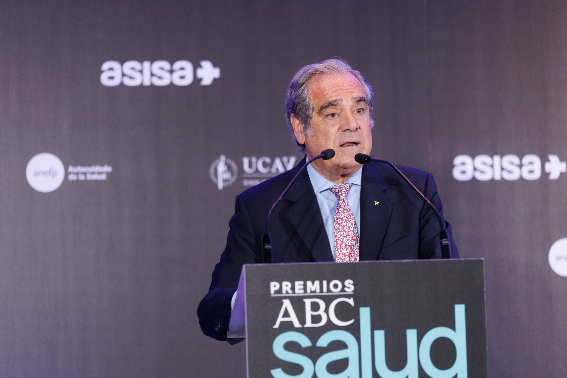 Jesús Aguilar, presidente del Consejo General de Colegios Oficiales de Farmacéuticos recoge el premio de proyecto de farmacia