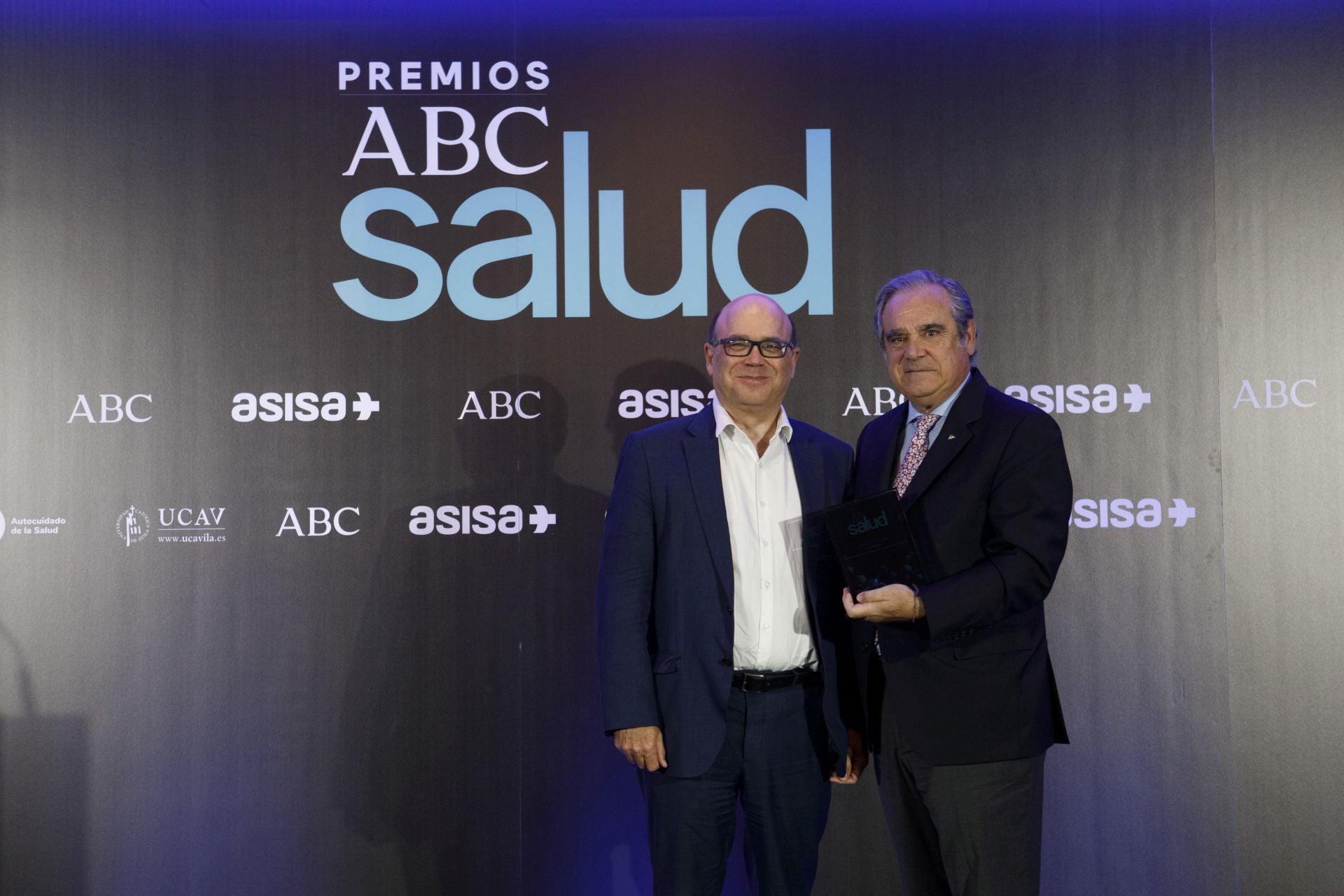Javier Urzay, subdirector general de Farmaindustria, y Jesús Aguilar, presidente del Consejo General de Colegios Oficiales de Farmacéuticos