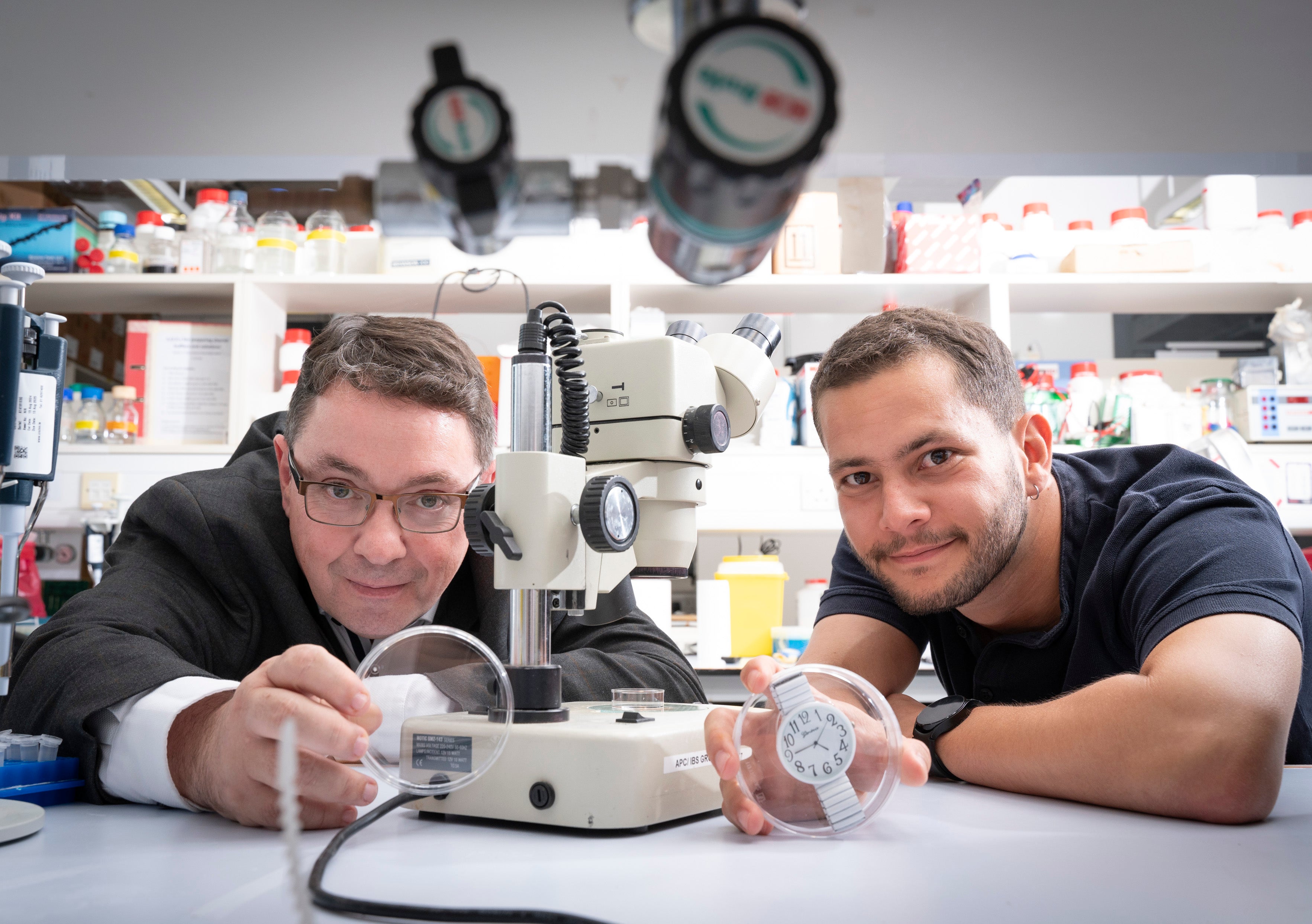 Prof John Cryan y Dr Gabriel Tofani en su laboratorio