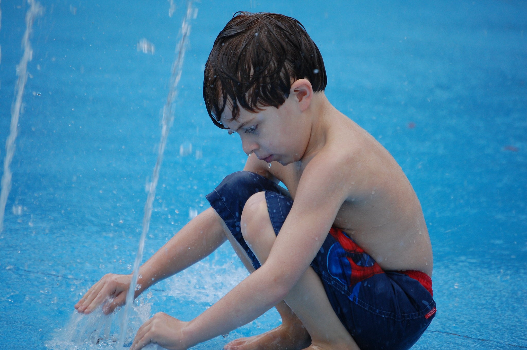 Un niño jugando en una piscina