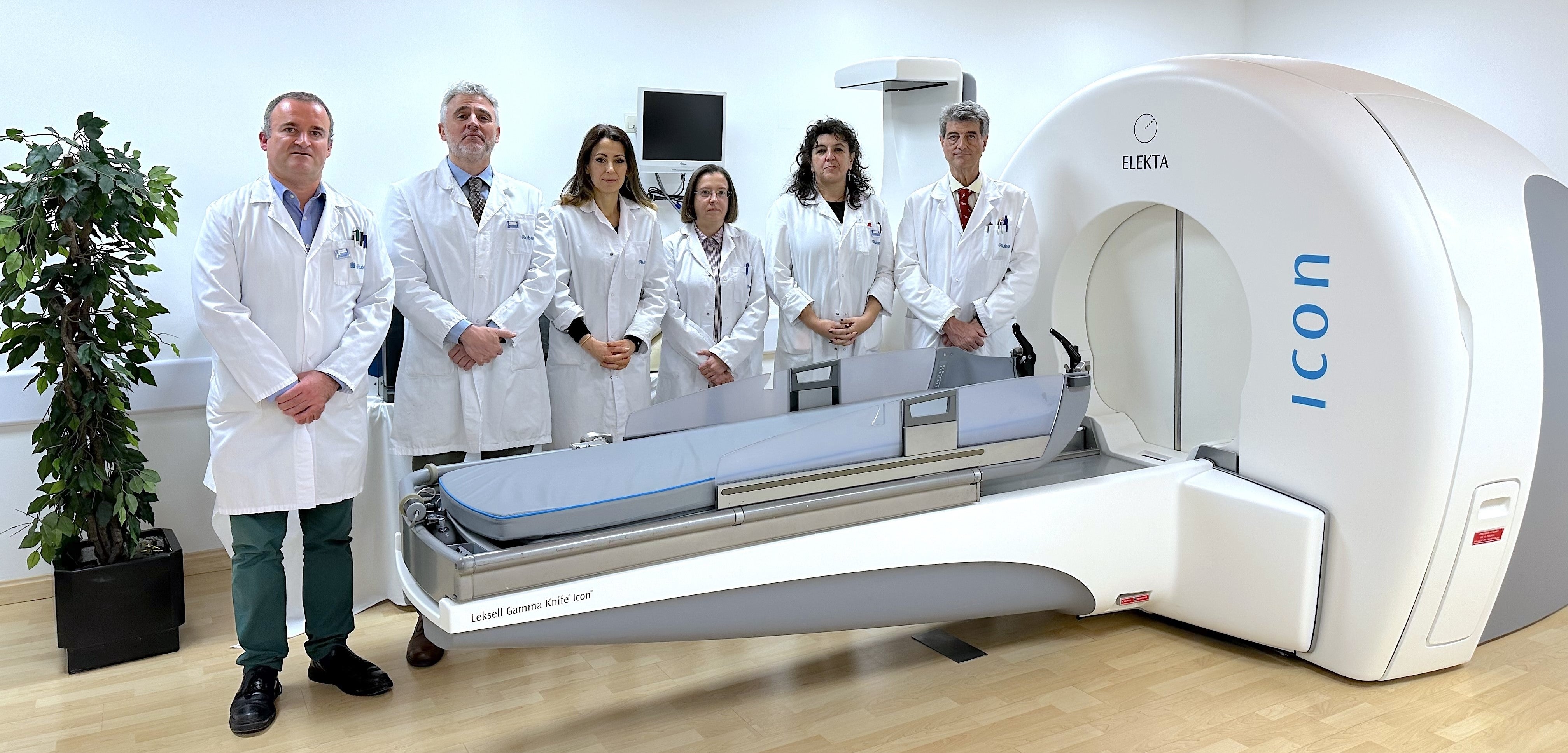 Francisco Fayos, Jorge Gutiérrez, Cristina Torres, Mónica Lara, Nuria Martínez y Roberto Martínez con la versión más moderna del Gamma Knife del Hospital Ruber Internacional