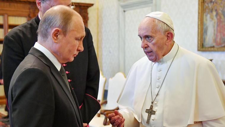 Vladimir Putin y el Papa Francisco, reunidos durante una visita del ruso a italia, en 2019
