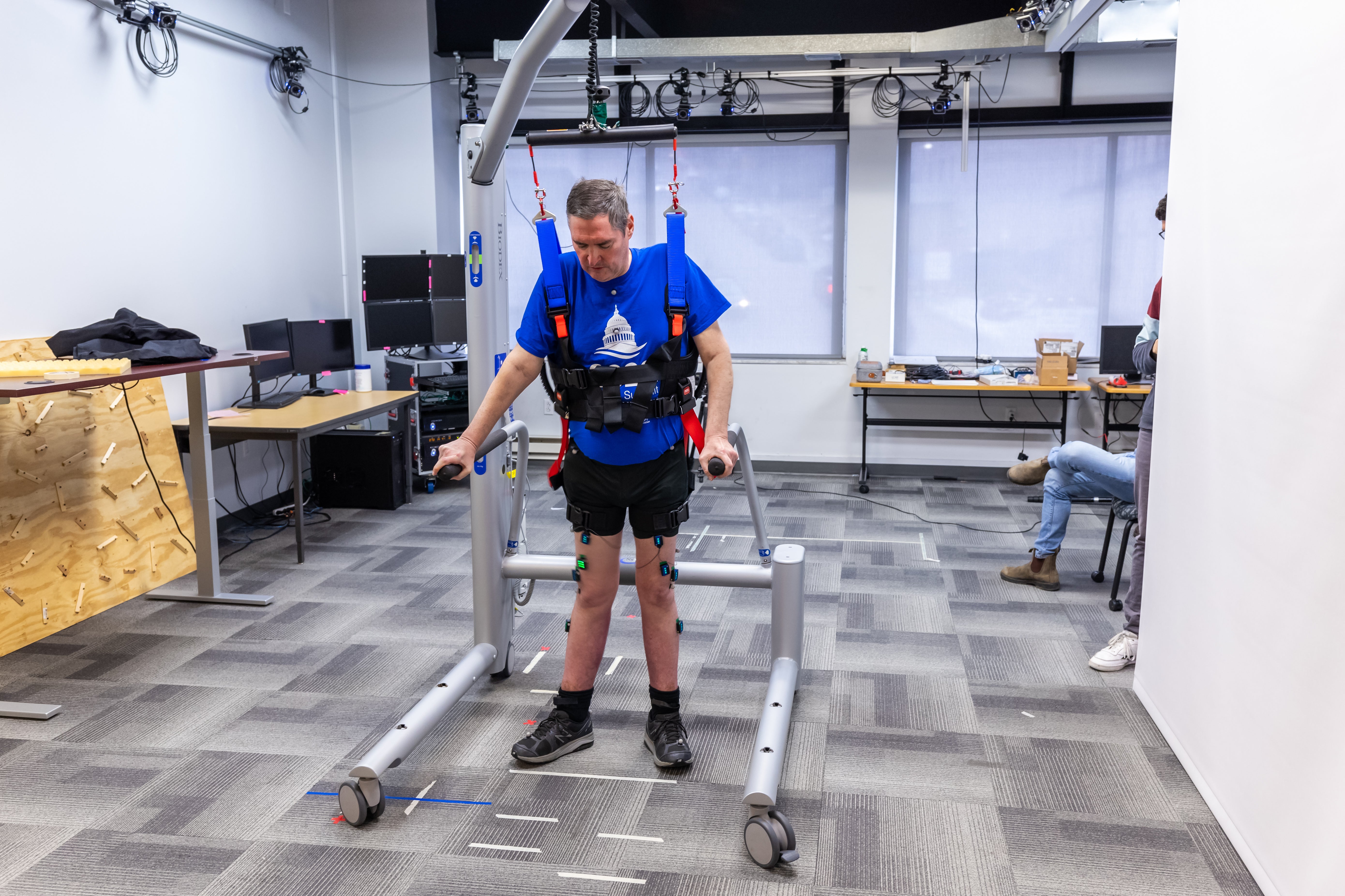 Imagen secundaria 2 - Doug McCullough utiliza el sistema de soporte de peso corporal para caminar durante una sesión de prueba en la Universidad de Pittsburgh.