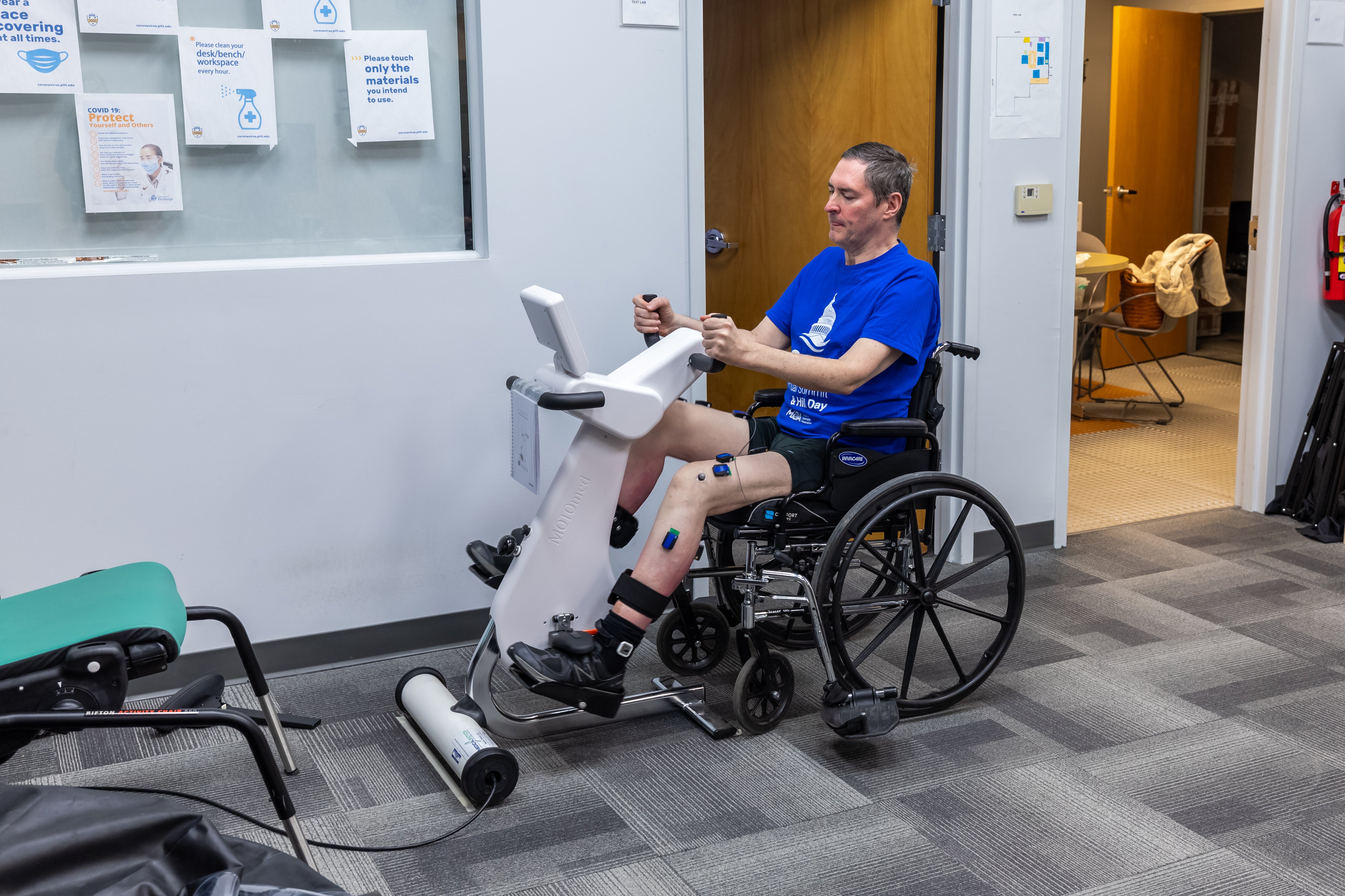Imagen secundaria 1 - Doug McCullough utiliza el sistema de soporte de peso corporal para caminar durante una sesión de prueba en la Universidad de Pittsburgh.