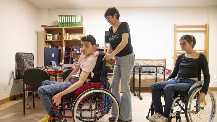 Pilar Mejías atiende a sus hijos, que tienen problemas de movilidad y dificultades para hablar y tragar