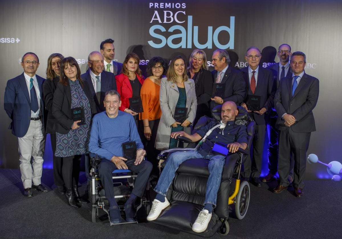 Foto de familia de los galardonados en los últimos premios ABC Salud