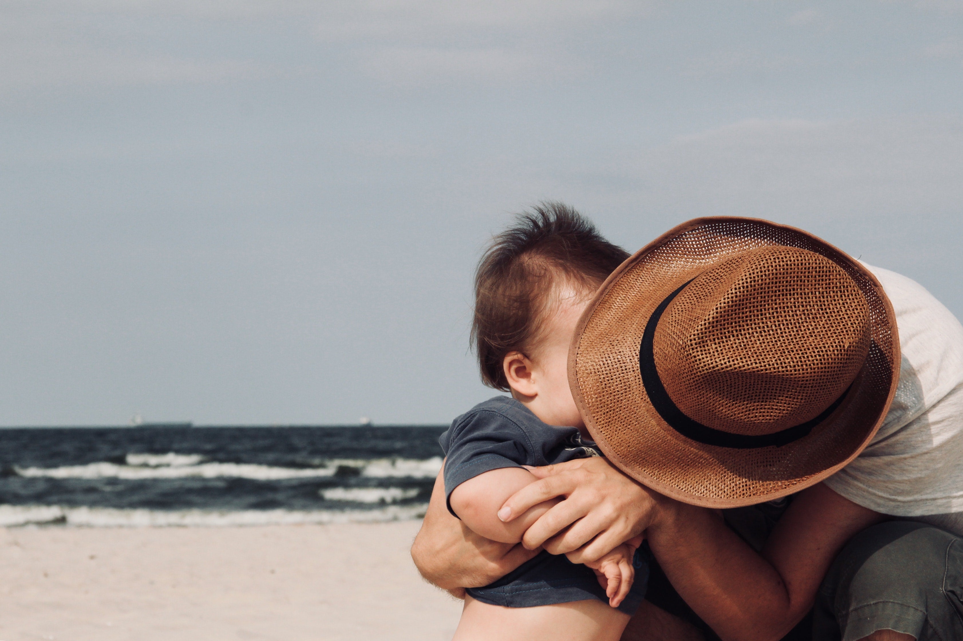 Un padre abraza a su hijo