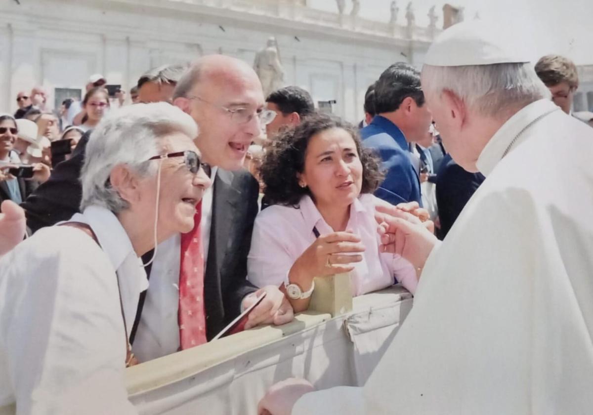 Benita Mora (izq.), quien cocinó para el pontífice durante años, junto a Francisco en 2013
