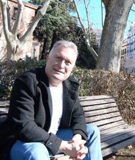 Imagen secundaria 2 - Arriba, Verónica Roselló junto a su marido Francisco; centro, la psicóloga Andrea Cartolari; debajo, el corresponsal en España de Cadena 3 Argentina, Adrián Cragnolini