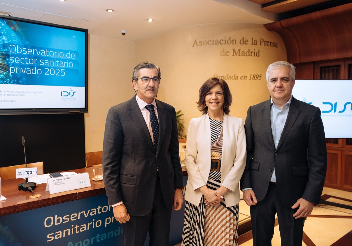 Juan Abarca, presidente de la Fundación IDIS; Marta Villanueva, directora general de la Fundación IDIS y Patxi Amutio, secretario general de la Fundación IDIS