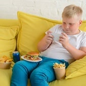 Un niño juega con su móvil