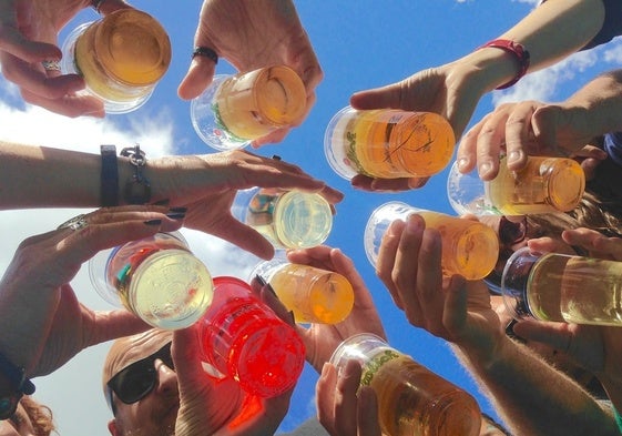 Un grupo de personas bebiendo alcohol