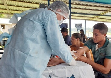 Miembros del equipo recogiendo las muestras