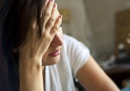 Una mujer con dolor de cabeza