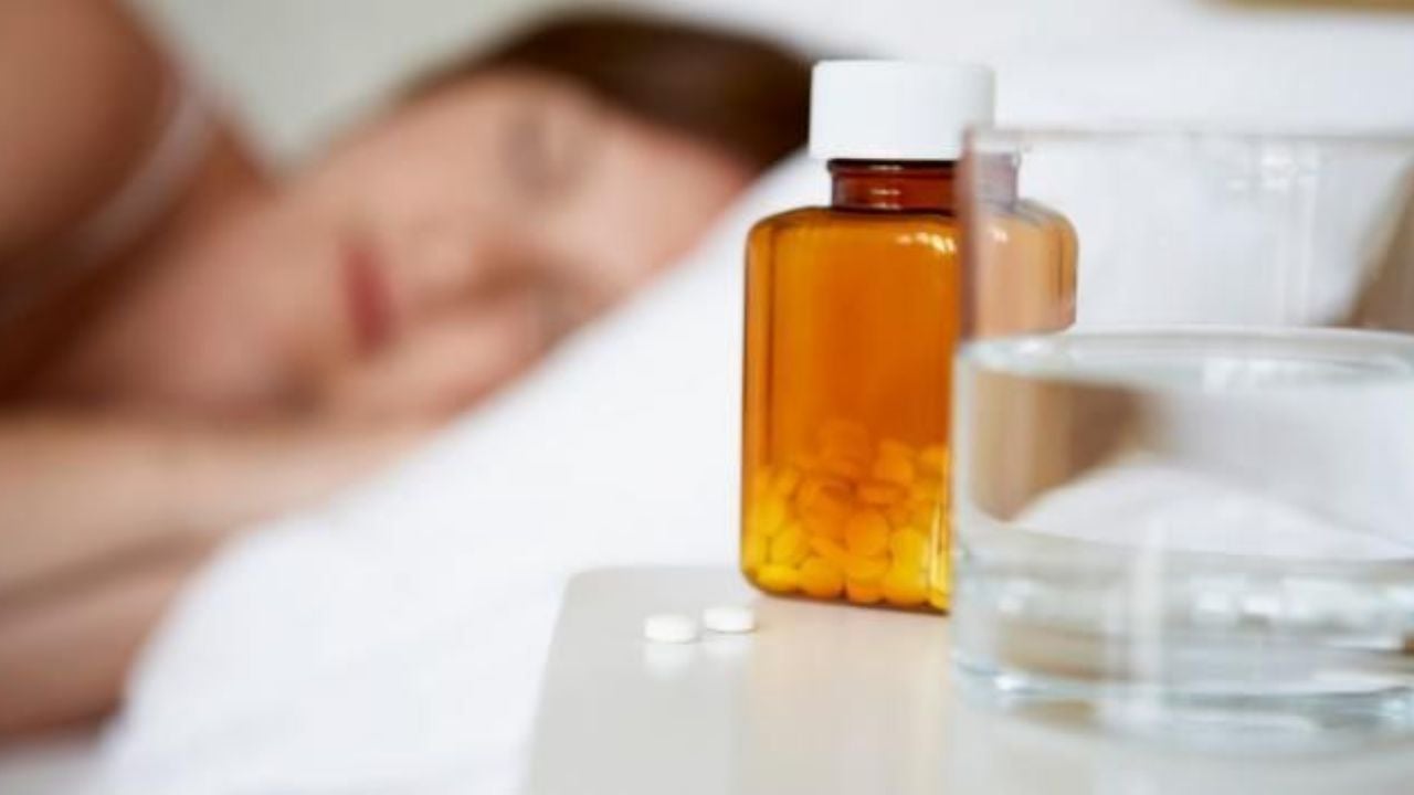 Una mujer descansando en la cama