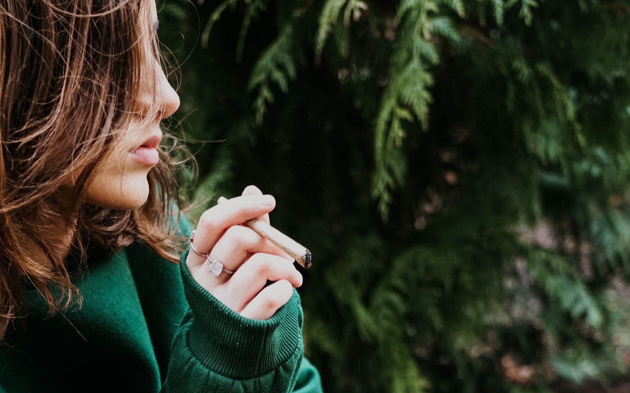Una mujer fumando un porro