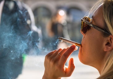 Mujer fumando