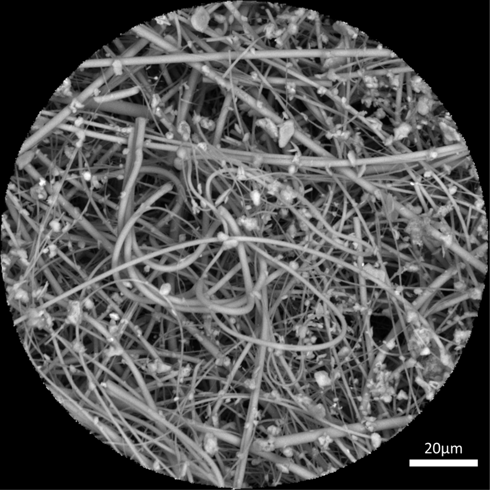 Imagen de microscopio electrónico de un filtro de fibra de cuarzo con numerosas partículas microplásticas de polvo.