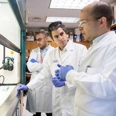 El equipo de la Universidad de Florida dirigido por Elias Sayour, (centro) ha diseñado una vacuna de ARNm que potenció los efectos de la inmunoterapia en la lucha contra los tumores en un estudio con modelos de ratón.