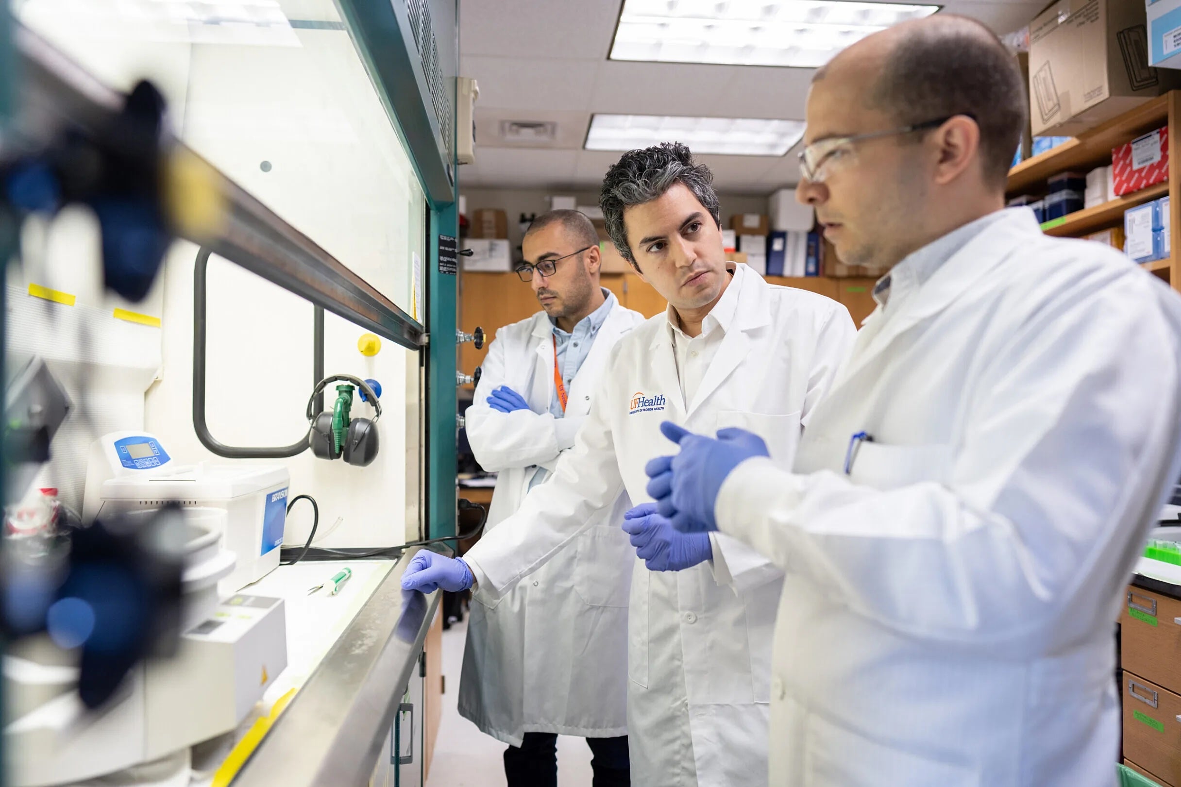 El equipo de la Universidad de Florida dirigido por Elias Sayour, (centro) ha diseñado una vacuna de ARNm que potenció los efectos de la inmunoterapia en la lucha contra los tumores en un estudio con modelos de ratón.