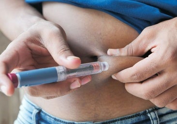 Una persona se administra un medicamento