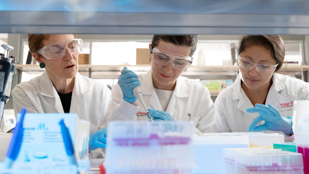 Diane Fatkin con sus colegas en el laboratorio