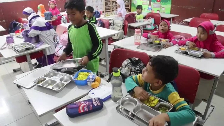 El programa de comidas gratuitas de Indonesia alcanza ya los 20,5 millones de beneficiarios