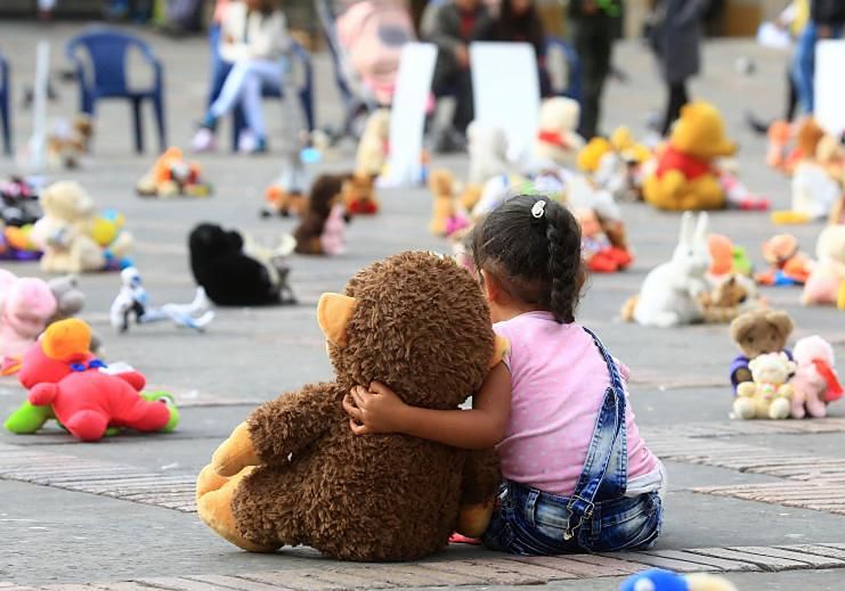 Una niña durante la protesta en contra del abuso sexual infantil de Aldeas Infantiles SOS Colombia