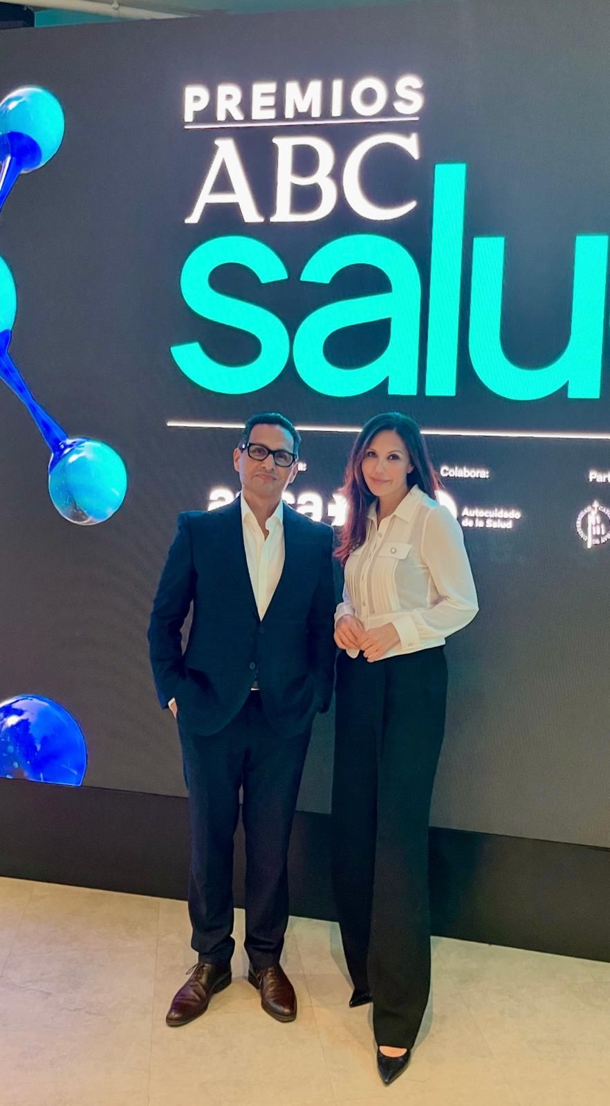 Los doctores Amir Tarighpeima y Raquel Moreno