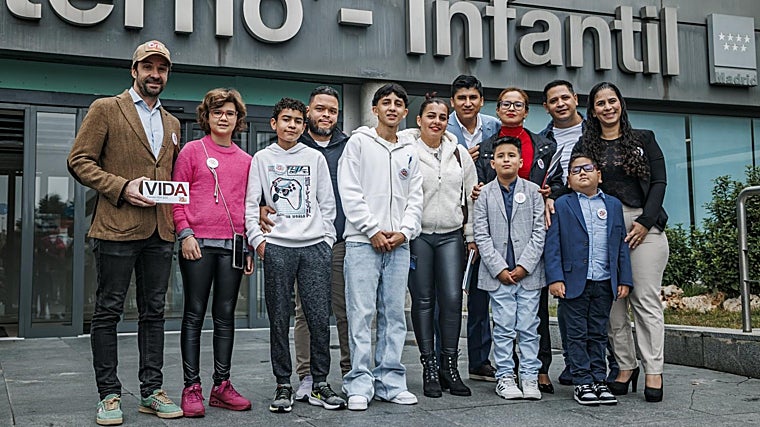 José y Lucía Álvarez junto a otros niños que han recibido esta terapia innovadora frente a la leucemia en La Paz