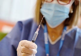 Un estudio confirma que la vacuna de Pfizer es más segura para el corazón que el covid-19