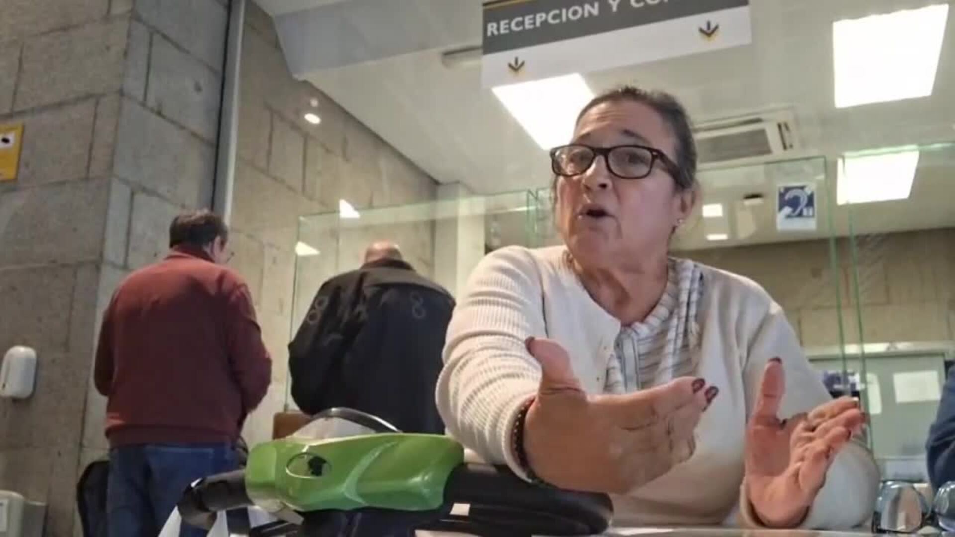 Pacientes de polio se encierran en el Ministerio de Sanidad para exigir “rehabilitación urgente”