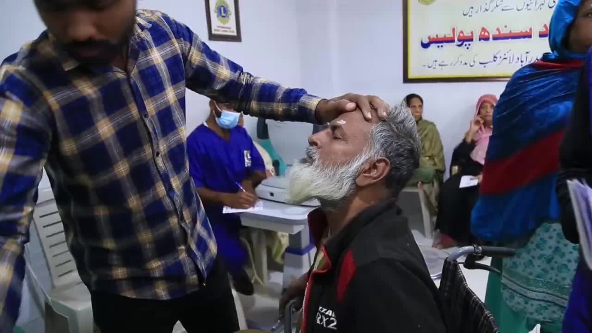 Decenas de personas reciben atención oftalmológica gratuita en Hyderabad