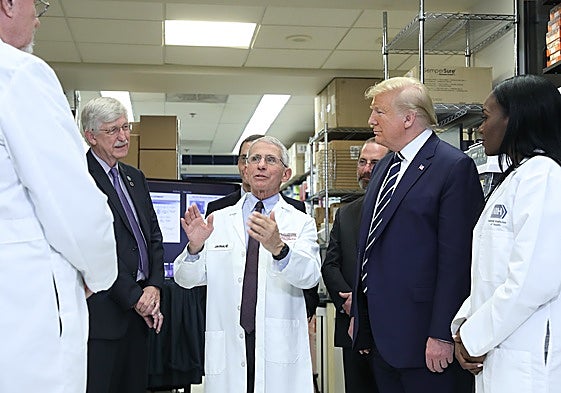 Donal Trump visita un centro de investigación den EE.UU.